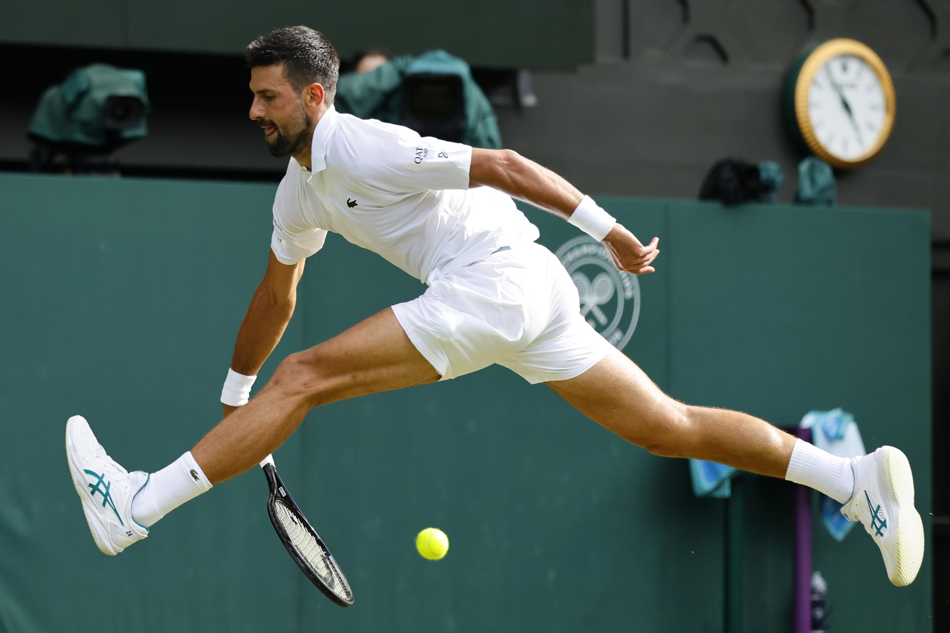 El tenista serbio Novak Djokovicen su partido de cuartos contra el italiano Flavio Cobolli en Wimbledon,  Reino Unido. EFE/EPA/TOLGA AKMEN