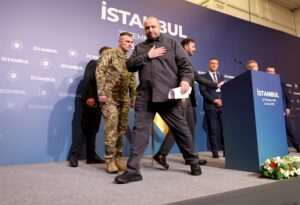 El secretario del Consejo de Seguridad Nacional y Defensa de Ucrania, Rustem Umerov, abandona el podio tras una conferencia de prensa tras la nueva ronda de conversaciones de paz entre Rusia y Ucrania. Estambul, Turquía, 23 de julio de 2025. (Rusia, Turquía, Ucrania, Estambul)EFE/EPA/TOLGA BOZOGLU