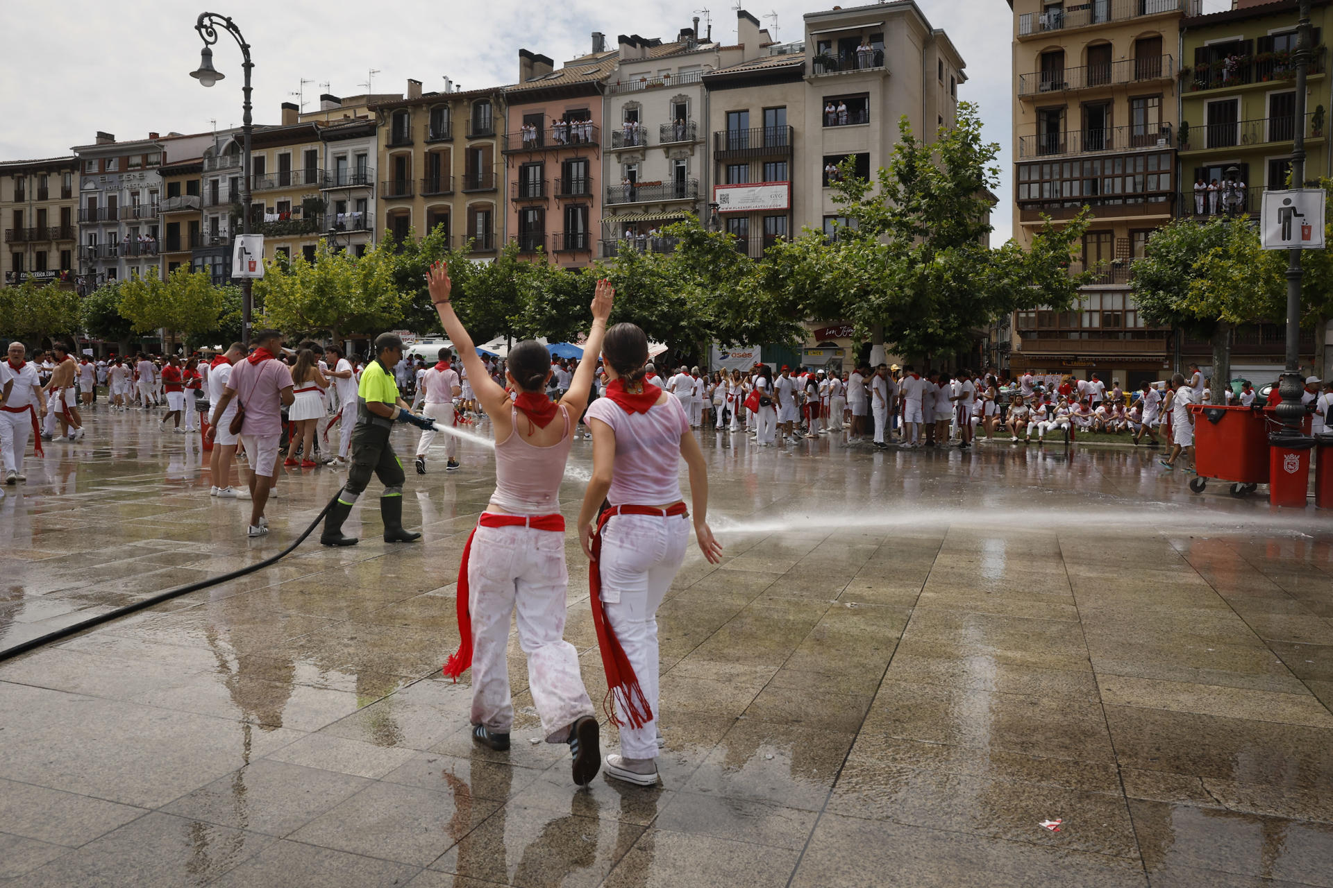 La imagen de numerosas calles del Casco Viejo de Pamplona abarrotadas de vasos de plástico y otros envases que se repite todas las mañanas de los Sanfermines para algunos es inevitable pero para otros es atajable, con medidas que pasan por la educación de la ciudadanía y por prácticas previas y posteriores al reciclaje. En una ciudad que del 6 al 14 de julio puede cuadruplicar su habitual población de 208.000 personas, que en esos días celebran fundamentalmente en la vía pública una fiesta en la que se come y se bebe a cualquier hora, el año pasado se recogieron 1.165.280 kilos de basura. EFE/Villar López