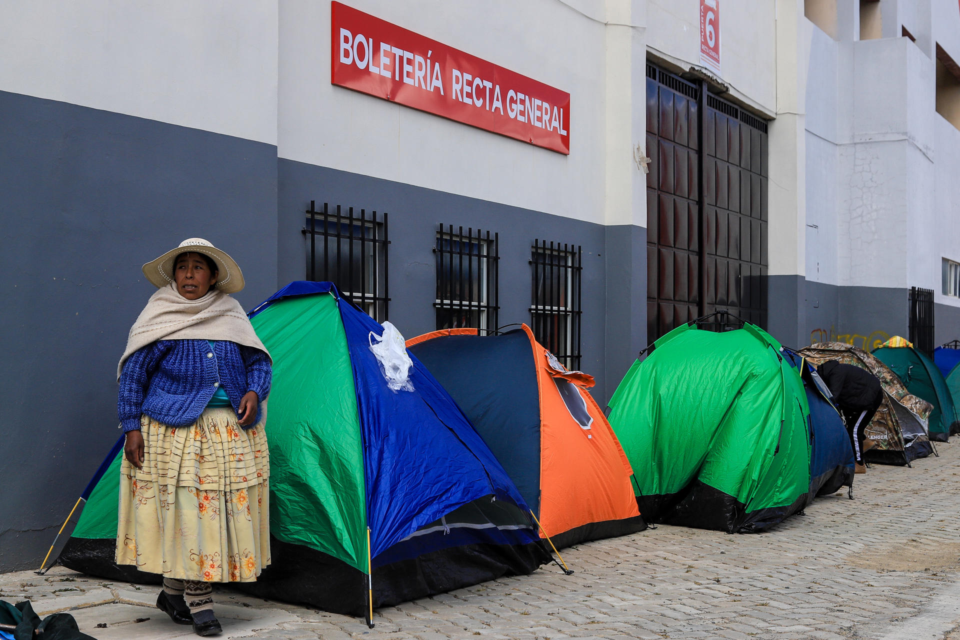Hinchas bolivianos de fútbol han levantado carpas en los alrededores del estadio Municipal de El Alto con el propósito de evitar las aglomeraciones y a los revendedores que también buscan entradas para asistir al partido de eliminatorias del Mundial con Brasil este 9 de septiembre. EFE/ Gabriel Márquez