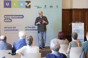 El cineasta, Borja Cobeaga, durante su participación en un curso de verano de la EHU 'Ponerse en la piel de las víctimas del terrorismo', cuya segunda jornada trata el modo en que ETA ha sido representada en las últimas décadas en la ficción audiovisual. EFE/Juan Herrero.
