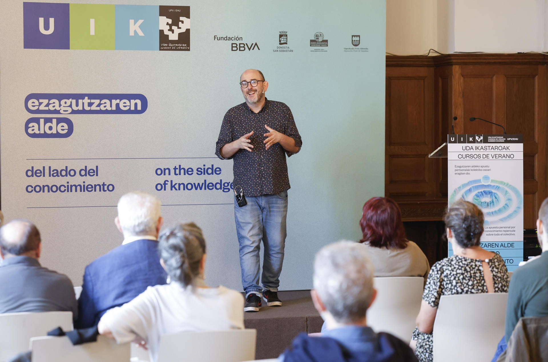 El cineasta, Borja Cobeaga, durante su participación en un curso de verano de la EHU 'Ponerse en la piel de las víctimas del terrorismo', cuya segunda jornada trata el modo en que ETA ha sido representada en las últimas décadas en la ficción audiovisual. EFE/Juan Herrero.
