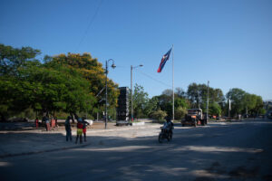 Fotografía de archivo en donde personas transitan por una calle en Puerto Príncipe (Haití). EFE/ Johnson Sabin