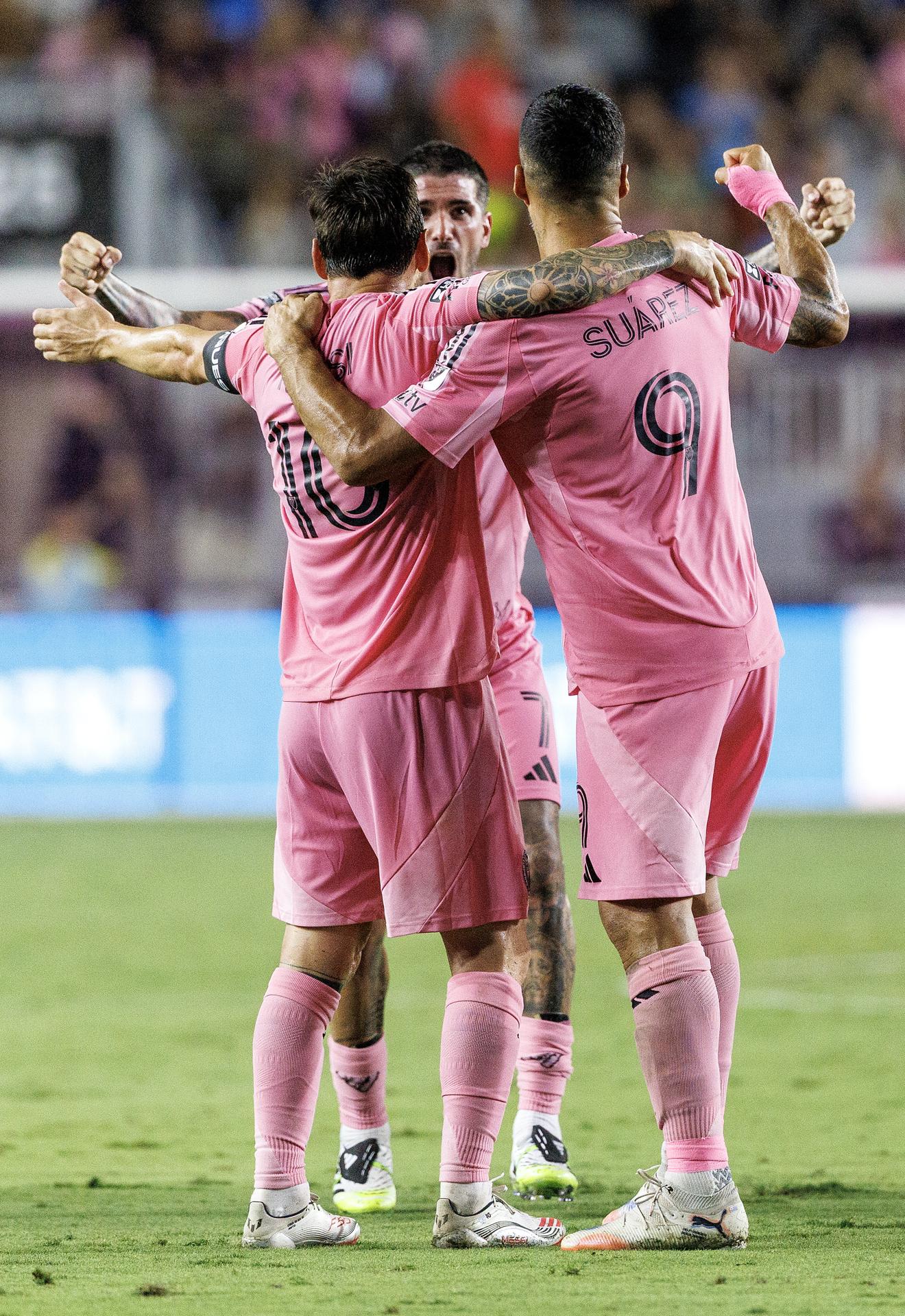 Lionel Messi (i), Rodrigo de Paul (c) y Luis Suárez (d) celebran este miércoles el triunfo agónico de Inter Miami por 2-1 sobre el Atlas mexicano en partido de la primera jornada de la Leagues Cup jugado en Fort Lauderdale (Florida). EFE/EPA/CRISTOBAL HERRERA-ULASHKEVICH
ORT LAUDERDALE (United States), 31/07/2025.- (L-R) Inter Miami CF Forward Lionel Messi, Inter Miami CF Midfielder Rodrigo De Paul and Inter Miami CF Forward Luis Suarez celebrate during the soccer Leagues Cup 2025 match between Inter Miami CF and the Atlas FC in Fort Lauderdale, Florida, USA, 30 July 2025. The Leagues Cup is an annual soccer competition between clubs from Major League Soccer. EFE/EPA/CRISTOBAL HERRERA-ULASHKEVICH
