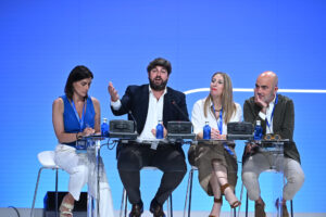 El presidente de la Región de Murcia, Fernando López Miras (2i), durante la segunda jornada del Congreso del partido, en la que Feijóo será reelegido presidente de la formación y en la que se aprobarán las dos ponencias, la hoja de ruta del partido de cara a la conquista de La Moncloa, este sábado. EFE/ Fernando Villar