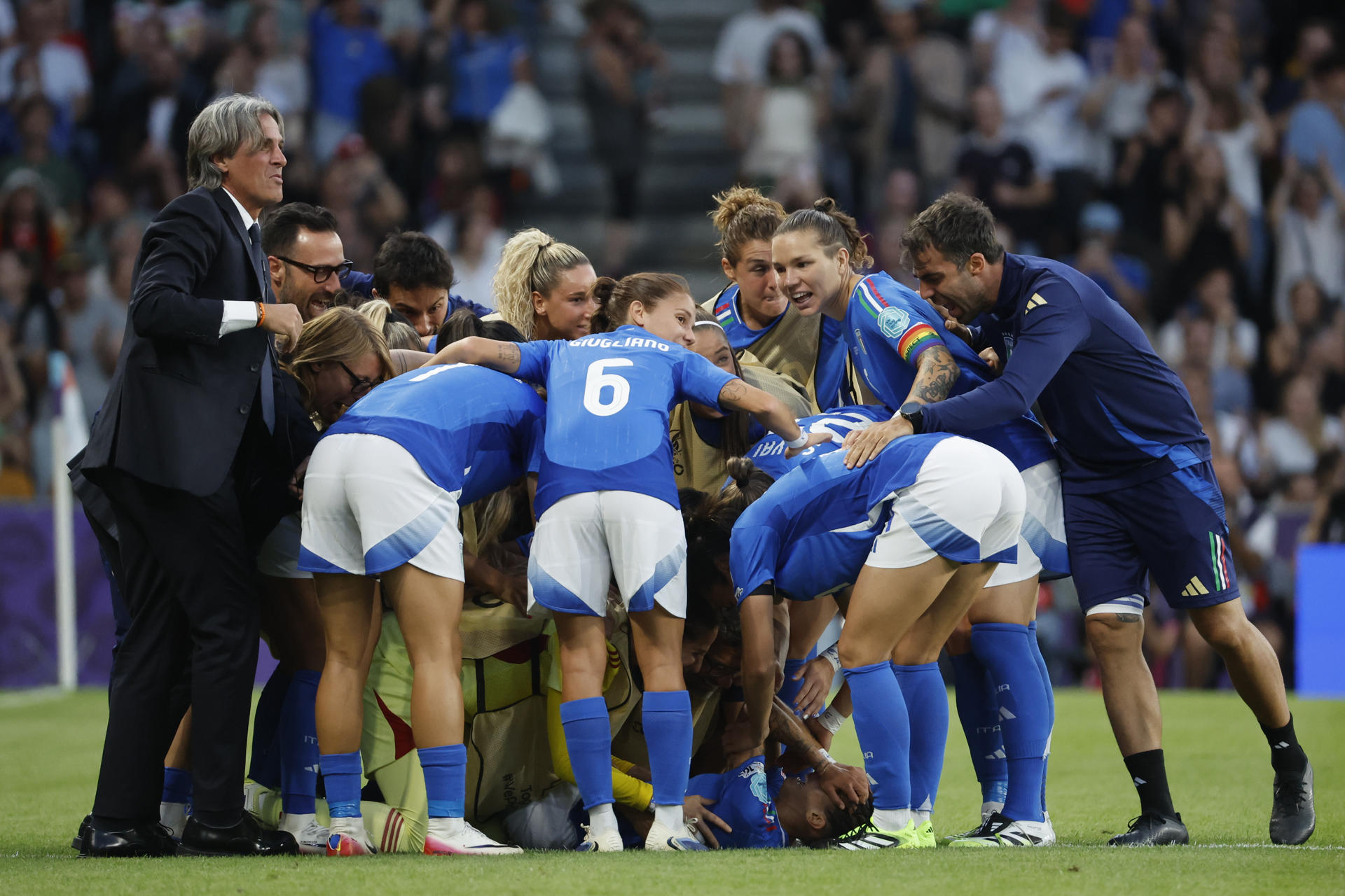 La defensa de Italia Elisabetta Oliviero (abajo) celebra tras anotar el primer gol del equipo este viernes, durante el partido del Grupo B de la Eurocopa 2025 que disputan las selecciones de Italia y España, en el Estadio Wankdorf, en Berna (Suiza). EFE/ Ana Escobar