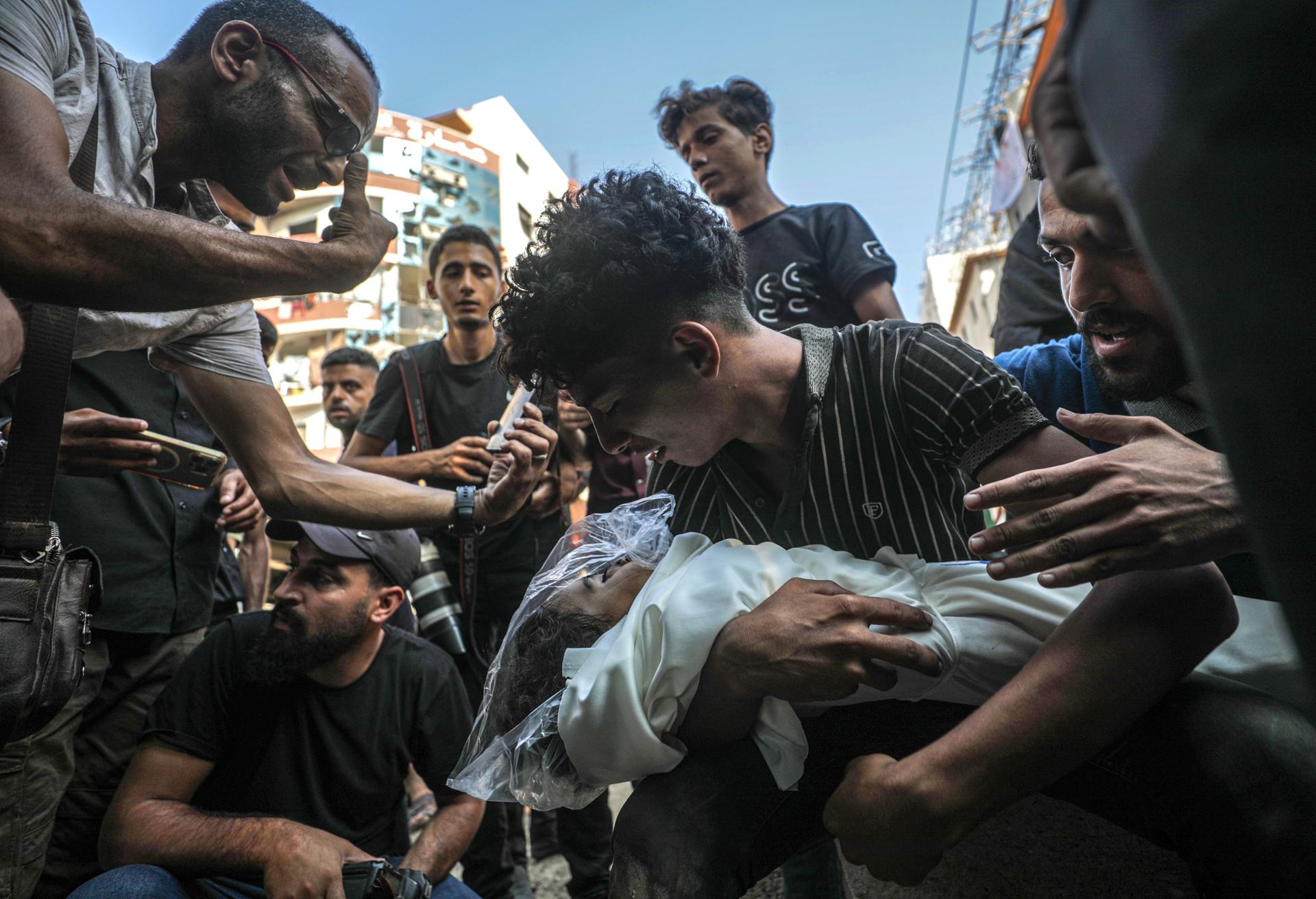 Palestinos muertos por un ataque israelí en Gaza. EFE/EPA/MOHAMMED SABER