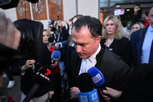 Morwell (Australia), 07/07/2025.- Defense Barrister Colin Mandy SC is surrounded by the media as he leaves the Latrobe Valley Magistrates Court in Morwell, Victoria, Australia, 07 July 2025. A jury has reached a verdict that Erin Patterson was found guilty of all counts over the alleged mushroom poisoning that killed three relatives and injured another. EFE/EPA/JAMES ROSS AUSTRALIA AND NEW ZEALAND OUT