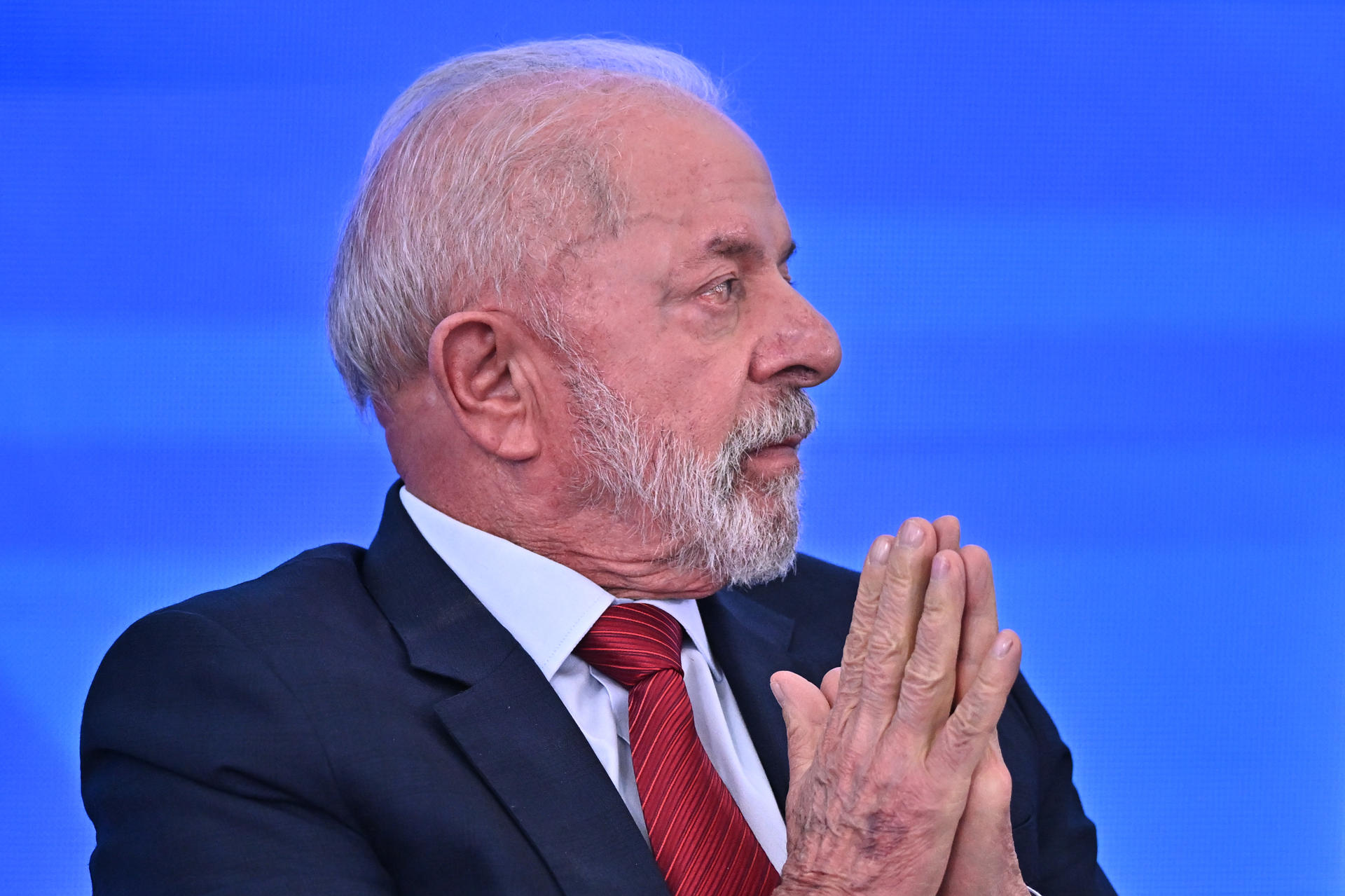 El presidente de Brasil, Luiz Inácio Lula da Silva, fue captado este jueves, 25 de abril, al reaccionar durante una ceremonia en el Palacio del Planalto, en Brasilia (Brasil). EFE/Andre Borges