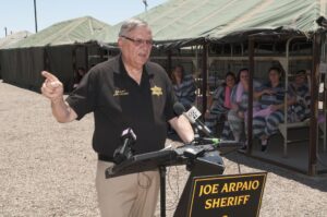 Fotografía de archivo del entonces alguacil del condado Maricopa Joe Arpaio, en la llamada 'Tent City'. EFE/GARY WILLIAMS
