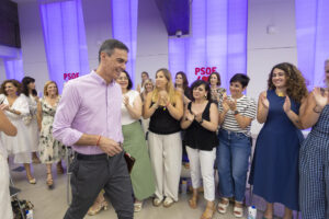 MADRID.- El presidente del Gobierno, Pedro Sánchez, se reúne ayer viernes con las secretarias y portavoces de Igualdad de los territorios y en las Cortes para analizar las medidas que serán presentadas sobre dicha materia en el Comité Federal EFE / PSOE / Eva Ercolanese. ***SOLO USO EDITORIAL / SOLO USO DISPONIBLE PARA ILUSTRAR LA NOTICIA QUE ACOMPAÑA/ (CRÉDITO OBLIGATORIO)***.
