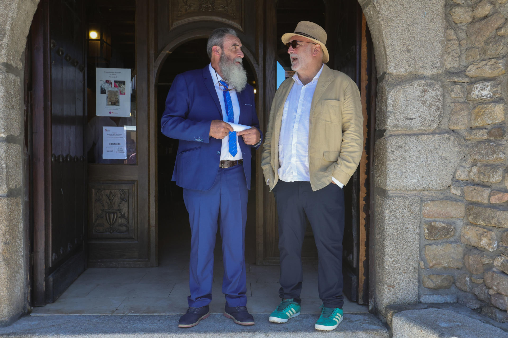 Santiago Martín, de embutidos Fermín (i), y el cocinero José Andrés celebran este lunes en La Alberca (Salamanca) el vigésimo aniversario de la llegada de la empresa cárnica a Estados Unidos y analizan el impacto de la exportación del jamón en un contexto marcado por la guerra comercial. En 2005, Fermín hizo historia al convertirse en la primera empresa en exportar jamón ibérico al mercado estadounidense, liderando la entrada de la industria española a este país. EFE/ J.M. García