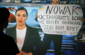 Foto archivo. Una mujer ve una retransmisión del reality ruso "One's evening news" en el que una empleada entra en directo en el estudio de televisión de Ostankino con un póster que dice "No a la guerra. Detener la guerra. No te creas la publicidad, estás siendo engañado aquí", en Moscú, Rusia. Invasión Rusa de Ucrania, ataque ofensiva militar. Guerra Rusia- Ucrania 2022 (Protestas, Rusia, Ucrania, Moscú) EFE/EPA/DSK