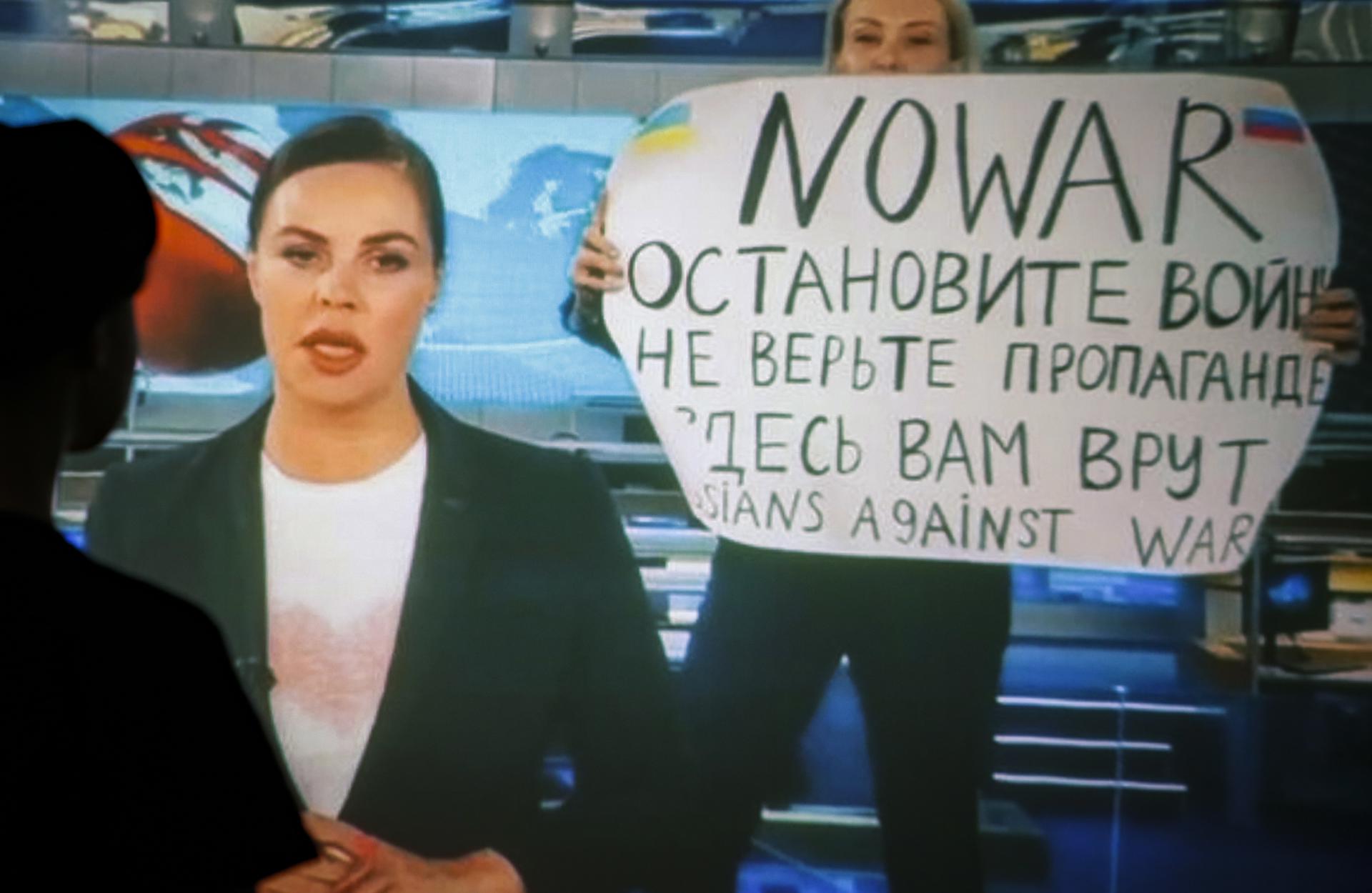 Foto archivo. Una mujer ve una retransmisión del reality ruso "One's evening news" en el que una empleada entra en directo en el estudio de televisión de Ostankino con un póster que dice "No a la guerra. Detener la guerra. No te creas la publicidad, estás siendo engañado aquí", en Moscú, Rusia. Invasión Rusa de Ucrania, ataque ofensiva militar. Guerra Rusia- Ucrania 2022 (Protestas, Rusia, Ucrania, Moscú) EFE/EPA/DSK