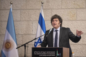 Fotografía de archivo del presidente argentino, Javier Milei (c). EFE/ Magda Gibelli