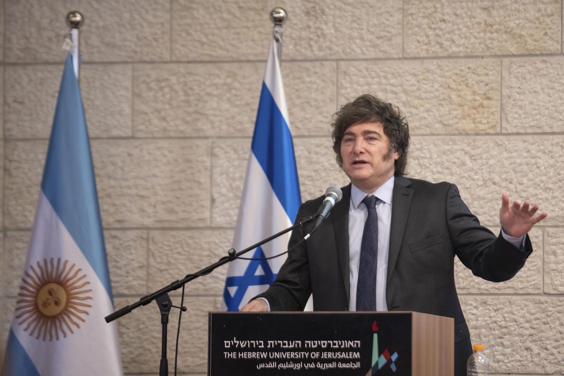 Fotografía de archivo del presidente argentino, Javier Milei (c). EFE/ Magda Gibelli
