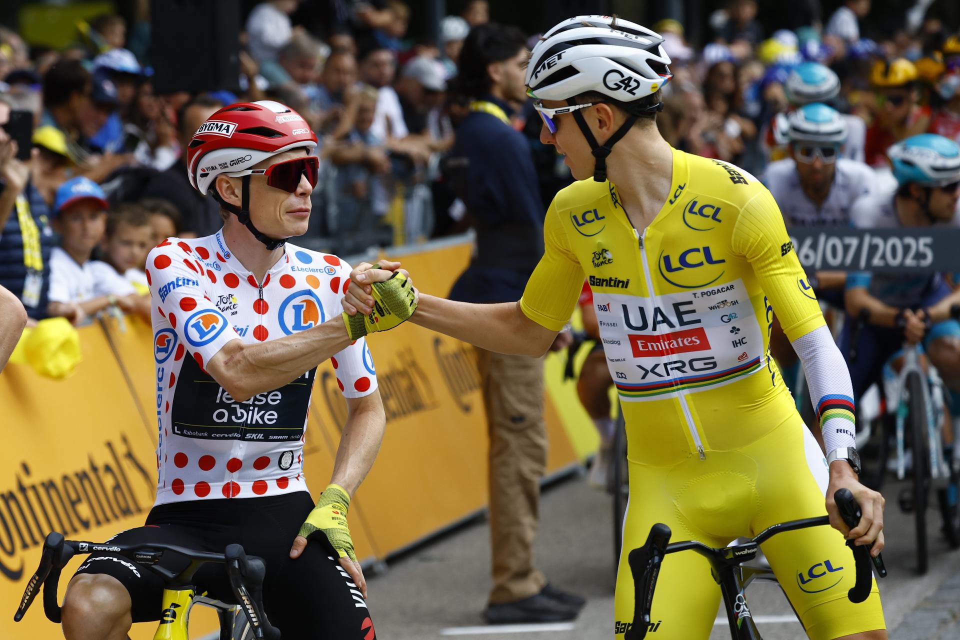 El ciclista esloveno Tadej Pogacar (UAE Emirates) (d) y el danés Jonas Vingegaard (Visma-Lease a Bike) (izq), primer y segundo clasificados de la general del Tour de Francia, respectivamente, se saludan al comienzo de la penúltima etapa. EFE/EPA/MARTIN DIVISEK