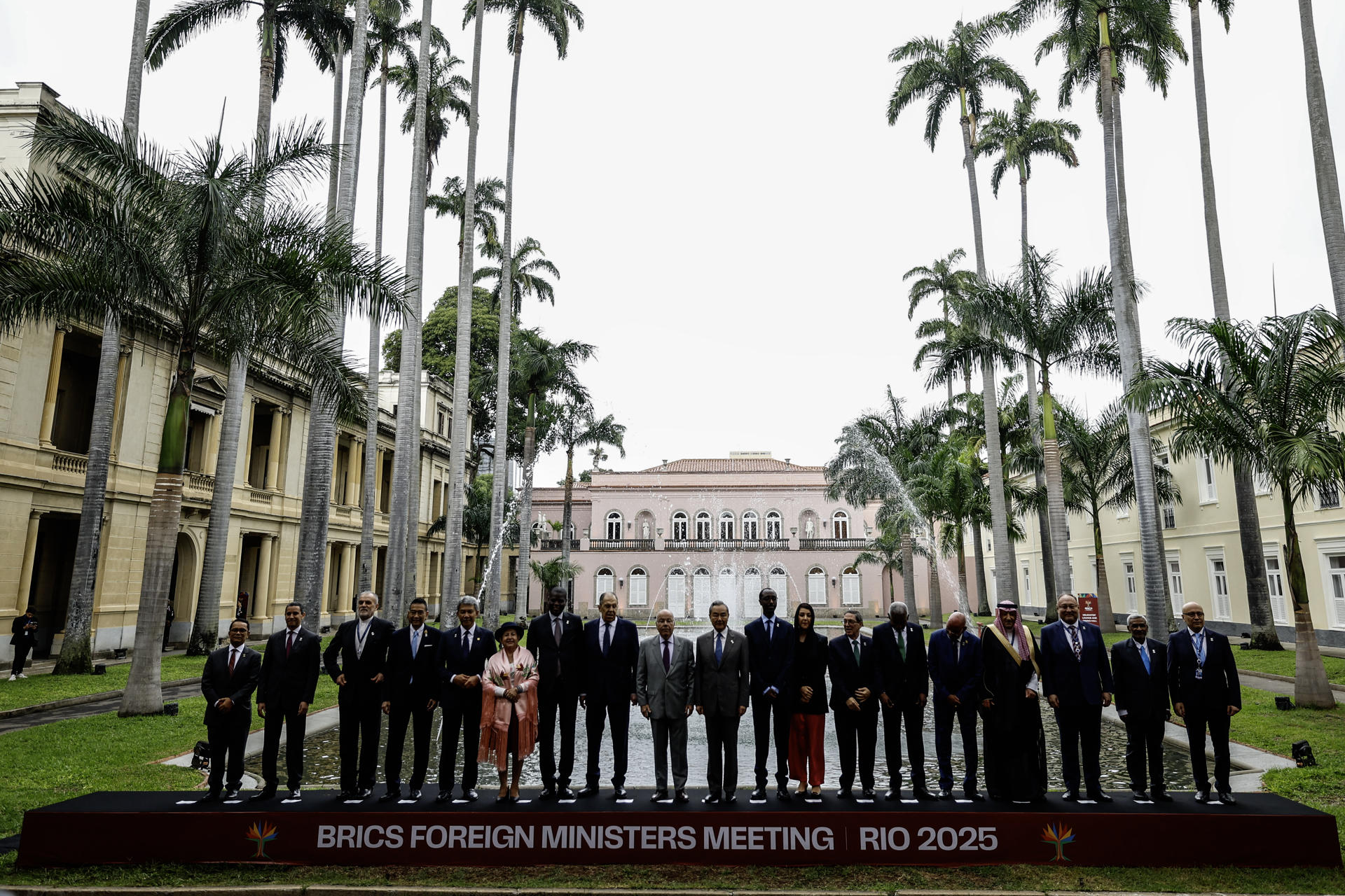 Fotografía de archivo de los cancilleres de los países miembros y invitados de los BRICS. EFE/ Antonio Lacerda