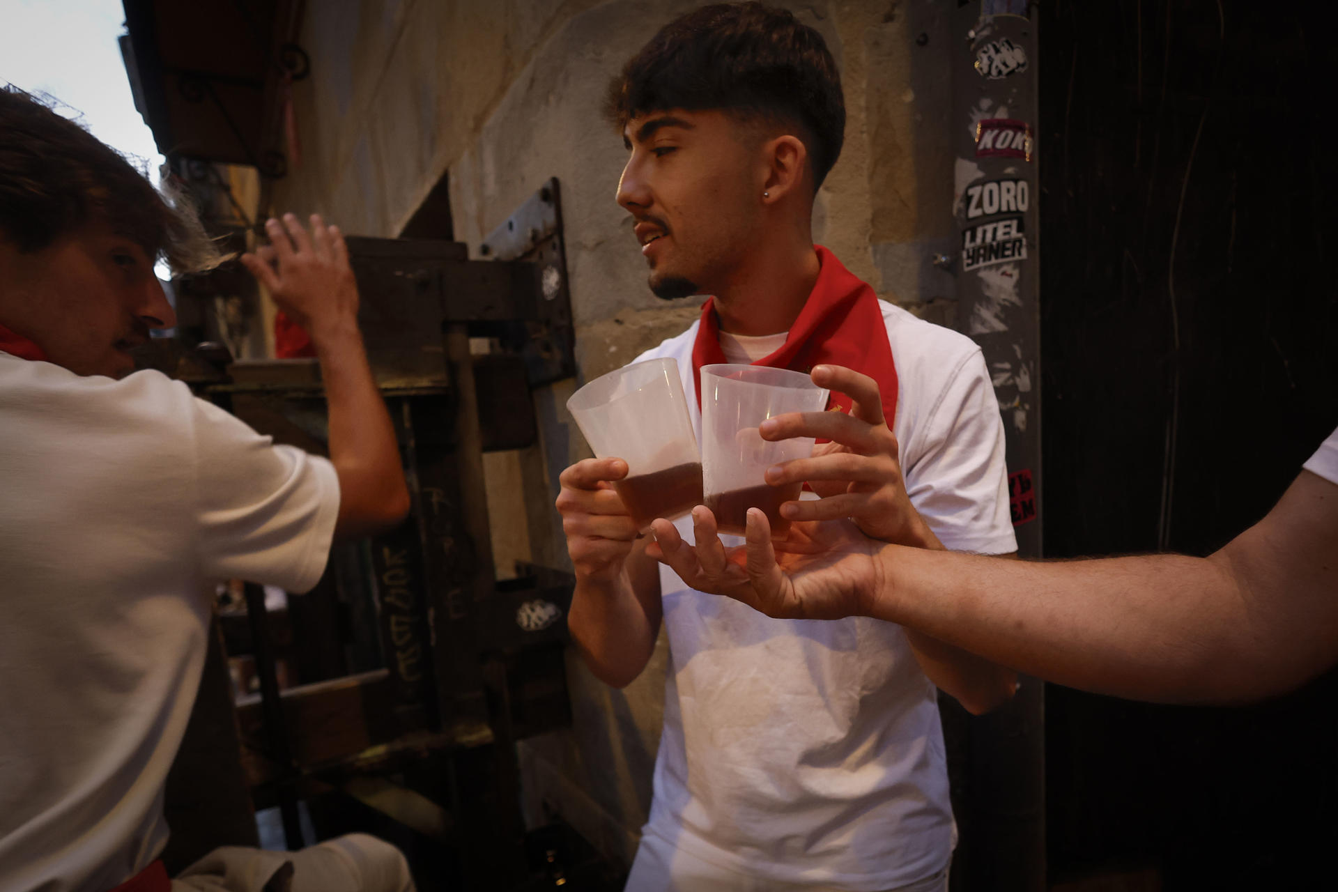Los Sanfermines atraen a Pamplona cada año a miles de personas y se convierten en un macroevento a nivel internacional, lo que conlleva que, al igual que la población, todos los aspectos se multipliquen, también el consumo de alcohol y drogas. EFE/ Villar López