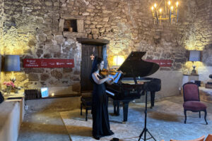 El Festival Torre de Villaescusa, que ha arrancado este fin de semana y ofrecerá un concierto cada sábado de julio, busca reivindicar la revitalización de los pueblos llevando la música al pajar de la cuadra de una torre medieval en Villaescusa, en Campoo de Enmedio. EFE/ Eva García