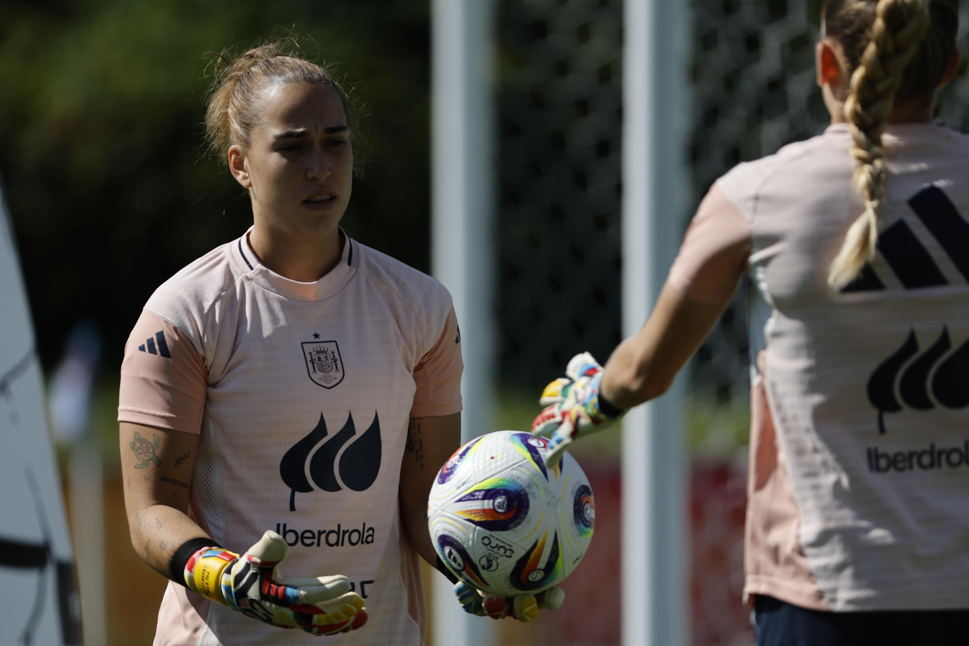 Las guardametas de la selección española femenina de fútbol Esther Sullastres (i) y Catalina Coll, durante un entrenamiento del conjunto en el marco de la Eurocopa 2025, en Lausana (Suiza). EFE/ Ana Escobar