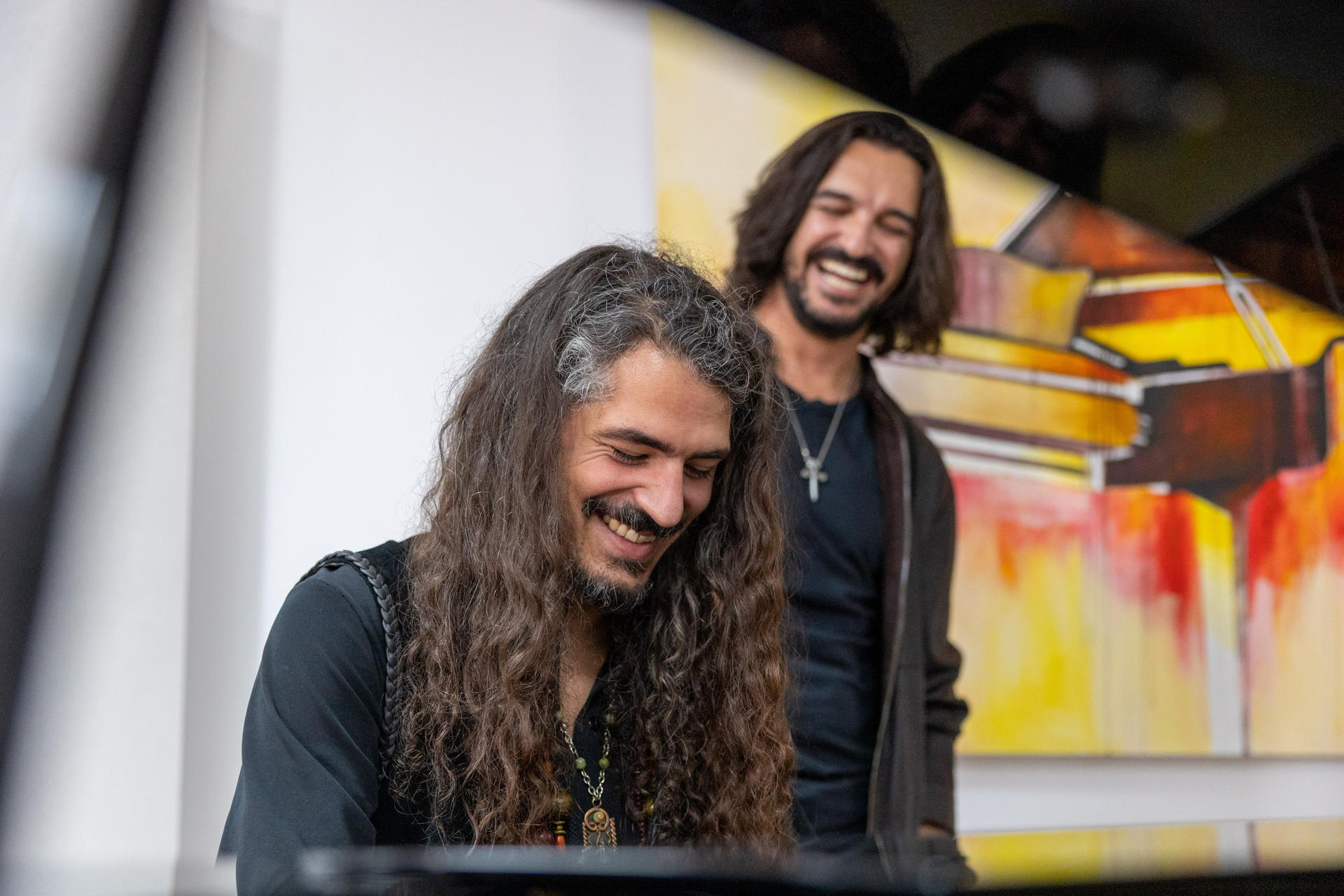 A caballo entre México, EE.UU. y España, con muchas paradas en otros países europeos, el grupo madrileño Black Maracas ha retocado -para bien- el sonido tradicional del rock hispano para adentrarse en un sonido difícil de etiquetar, pero fácil de atender para quienes quieren ampliar su cultura musical. EFE/ Jero Morales
