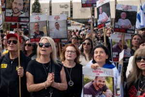 Imagen de archivo de una concentración en la Plaza de los Rehenes de Tel Aviv. EFE/Magda Gibelli