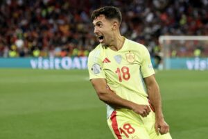 El nuevo fichaje del Arsenal, Martin Zubimendi, celebra un gol con la selección española. EFE/EPA/RONALD WITTEK