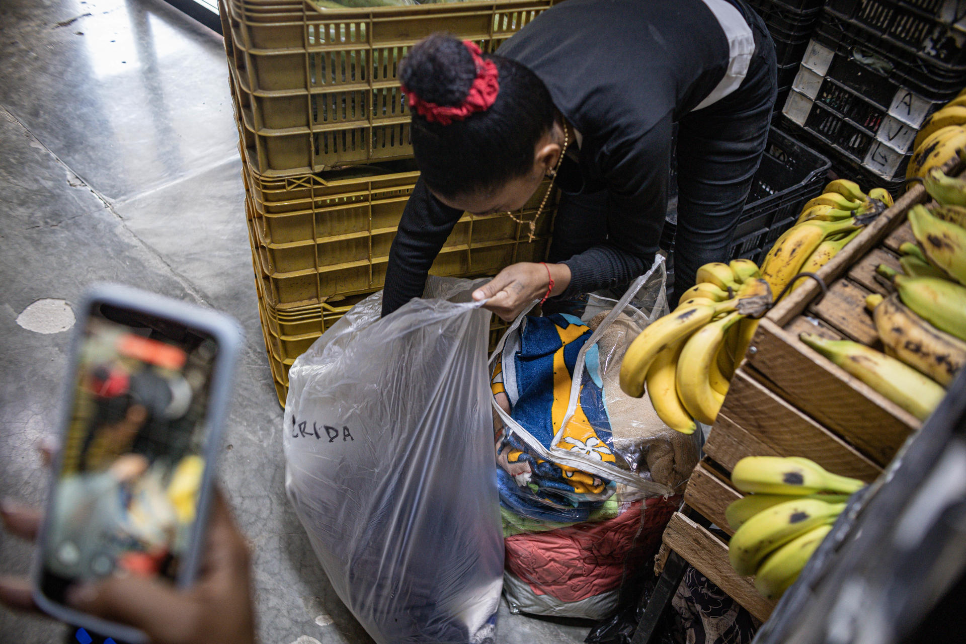 Una persona organiza donaciones para los afectados por las fuertes lluvias este lunes, en Maracaibo (Venezuela). EFE/ Miguel Gutiérrez
