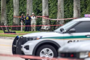 Agentes del FBI revisan el Trump International Golf Club en West Palm Beach, Florida, EE. UU., en donde Ryan Routh fue encontrado armado con un rifle semiautomático escondido detrás de una fila de arbustos, en una fotografía de archivo del 17 de septiembre de 2024. EFE/CRISTOBAL HERRERA-ULASHKEVICH