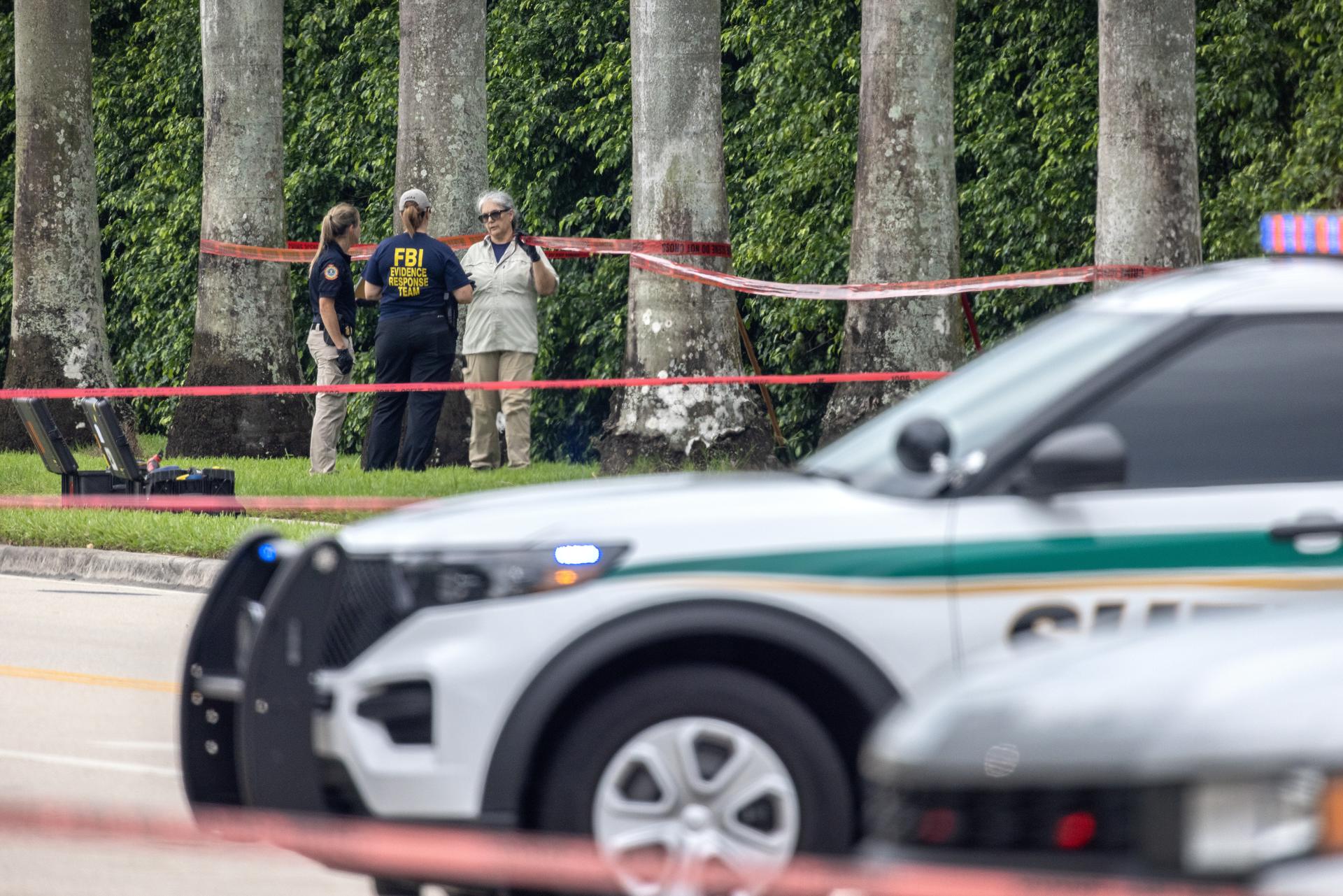 Agentes del FBI revisan el Trump International Golf Club en West Palm Beach, Florida, EE. UU., en donde Ryan Routh fue encontrado armado con un rifle semiautomático escondido detrás de una fila de arbustos, en una fotografía de archivo del 17 de septiembre de 2024. EFE/CRISTOBAL HERRERA-ULASHKEVICH
