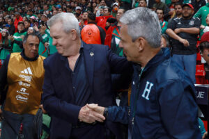 Fotografía tomada el 19 de noviembre de 2024 al seleccionar de México, Javier Aguirre (i), y el de Honduras, el colombiano Reinaldo Rueda, que este miércoles se enfrentan con sus equipos en la ciudad estadounidense de Santa Clara (California) por un cupo en la final de la Copa Oro. EFE/ Alex Cruz ARCHIVO