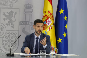 El ministro de Derechos Sociales, Consumo y Agenda 2030, Pablo Bustinduy durante la rueda de prensa tras el Consejo de Ministros celebrado este martes en Moncloa, Madrid. EFE/ Javier Lizón