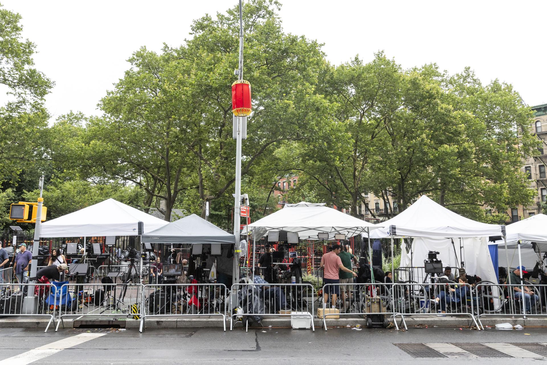 Vista general de miembros de la prensa apostados a las afueras de una corte federal de EE.UU., antes de conocerse el veredicto del jurado del caso en contra del rapero estadounidense Sean 'Diddy' Combs por presunto tráfico sexual, en Nueva York (NY, EE.UU.) EFE/Justin Lane
