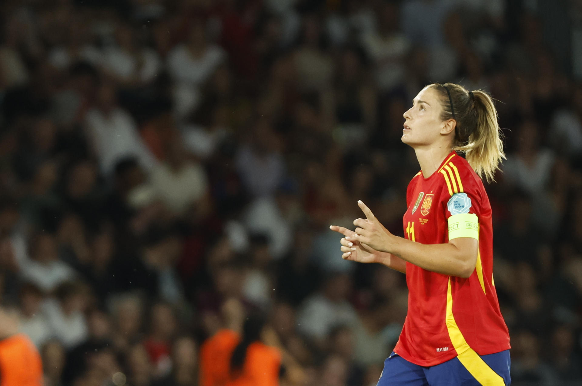 La centrocampista española Alexia Putellas celebra tras anotar el tercer gol del equipo este jueves, durante el partido del grupo B de la Eurocopa Femenina 2025, entre Portugal y España, en el Stade de Suisse en Berna. EFE/ Ana Escobar