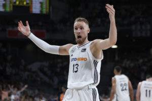 El alero bosnio Dzanan Musa durante el primer partido de la final de la Liga Endesa de baloncesto entre el Real Madrid y el Valencia Basket en el Movistar Arena, en Madrid. EFE/ Juanjo Martín
