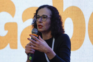 La coordinadora para América Latina del Committee to Protect Journalists (CPJ), Cristina Zahar, participa en el conversatorio '¿Cómo defender el mejor oficio del mundo en 2025?' este viernes, en Bogotá (Colombia). EFE/ Mauricio Dueñas Castañeda