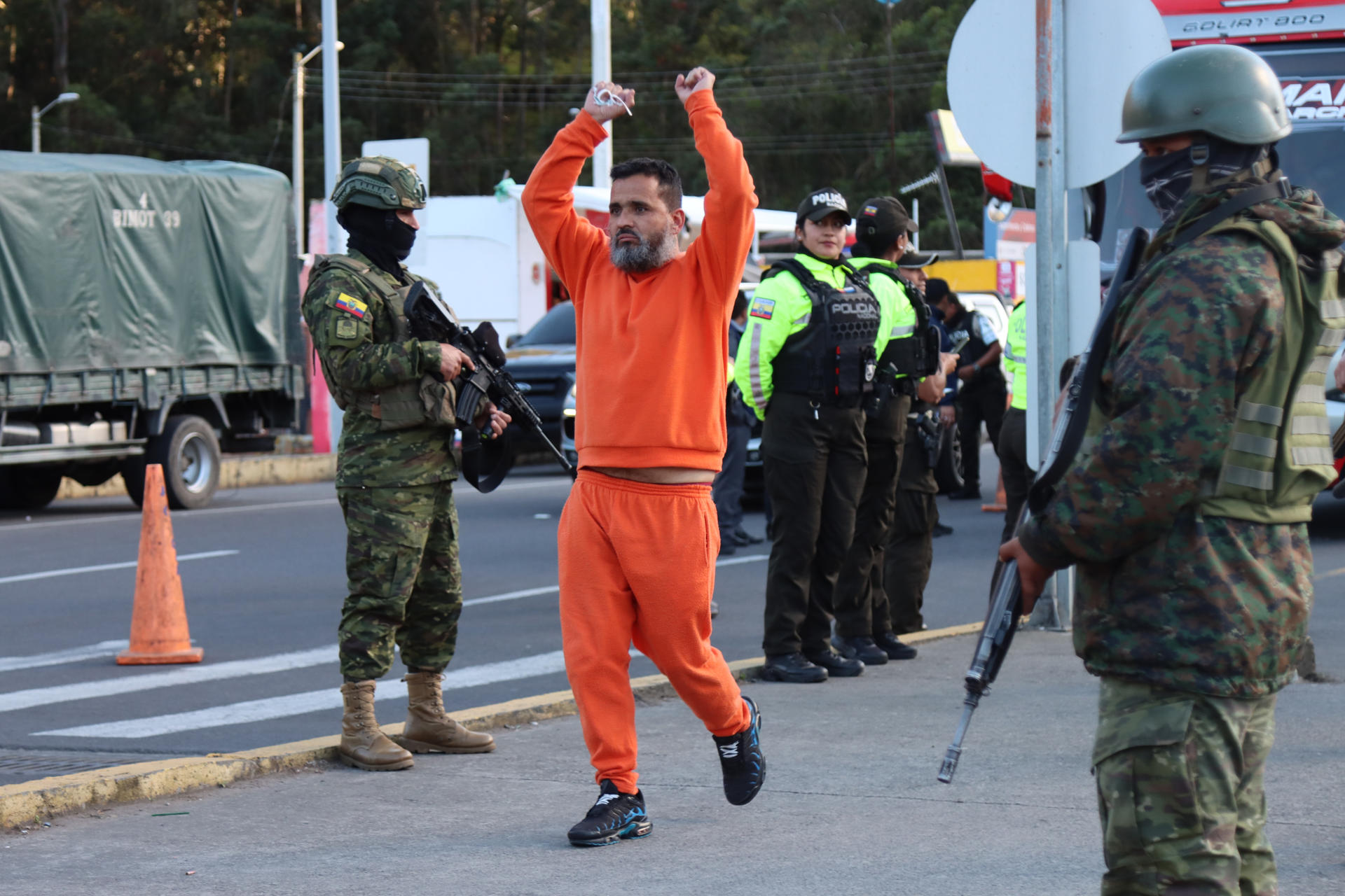 Un preso colombiano camina por el paso fronterizo entre Ecuador y Colombia para su proceso de deportación este viernes, en Rumichaca (Ecuador). EFE/ Xavier Montalvo

