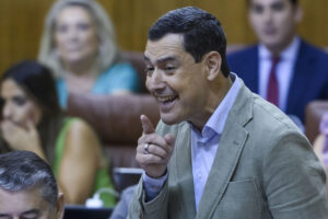 El presidente de la Junta de Andalucía, Juanma Moreno, esta semana durante la sesión de control en el pleno del Parlamento andaluz. EFE/ Raúl Caro