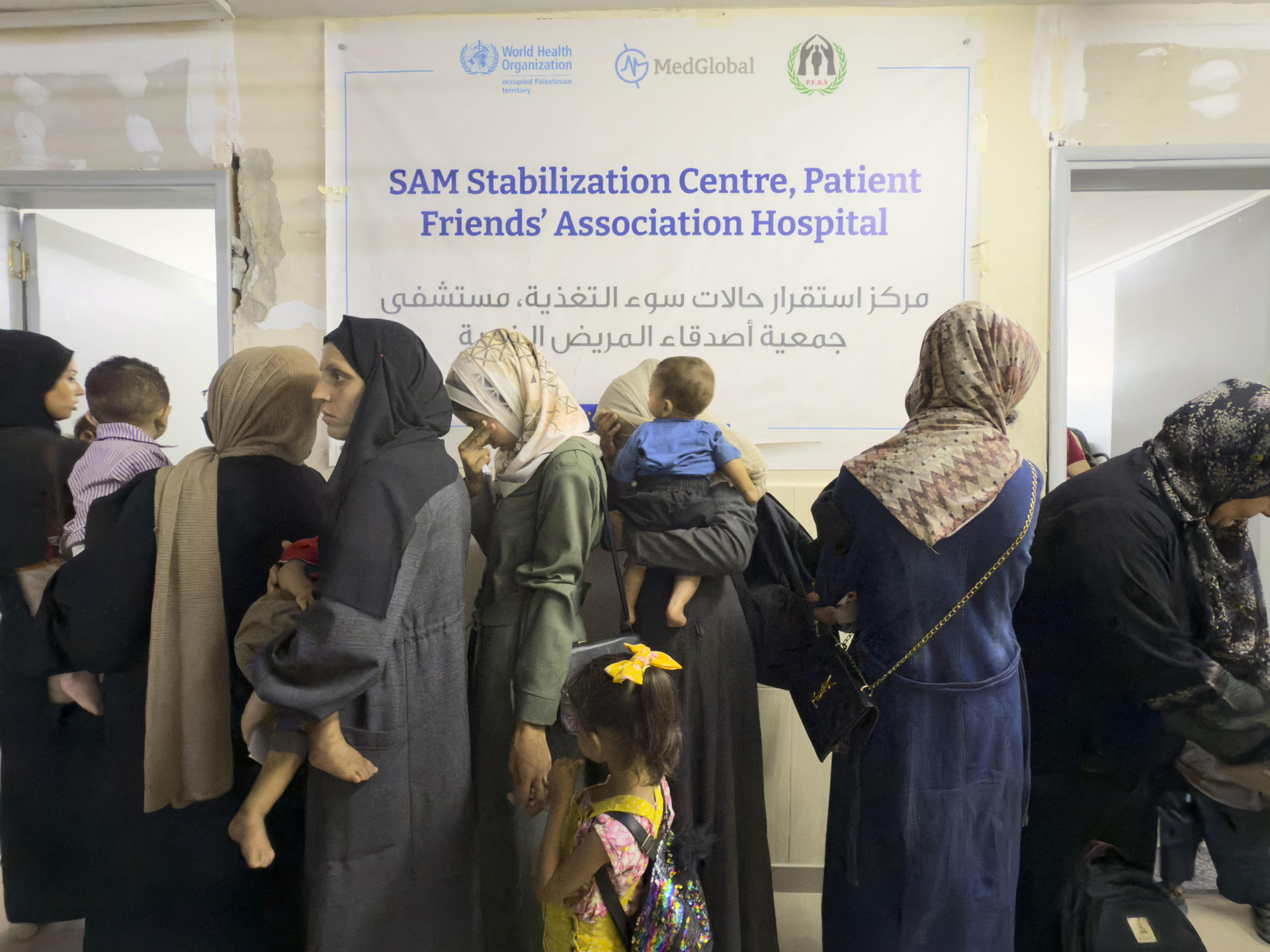 El Hospital de la Sociedad Benéfica de Amigos del Paciente de Ciudad de Gaza está atestado de madres ojerosas y niños cabezudos con cuerpos demasiado pequeños; ojos hundidos, tripas hinchadas y brazos diminutos. Es el único centro pediátrico que trata la desnutrición en el norte de la Franja, donde la hambruna se cobra cada día más vidas, la mayoría de niños. EFE/Ahmad Awad