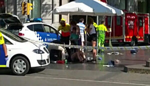 Imagen de archivo (17/08/2017) del lugar donde una furgoneta ha atropellado a varias personas que paseaban por las Ramblas de Barcelona. EFE/EFE-TV