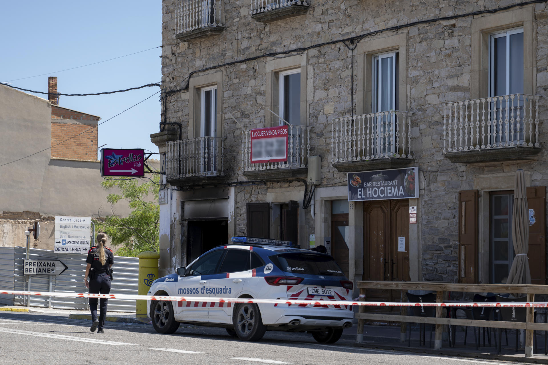 Dos mujeres han fallecido en el incendio declarado este sábado en un club nocturno de Bellpuig (Lleida), según han confirmado a EFE los Mossos d'Esquadra. Los Mossos han abierto una investigación en la que no descartan ninguna hipótesis de este suceso en el que, además, otras seis personas han resultado heridas. EFE/ Alex Lopez