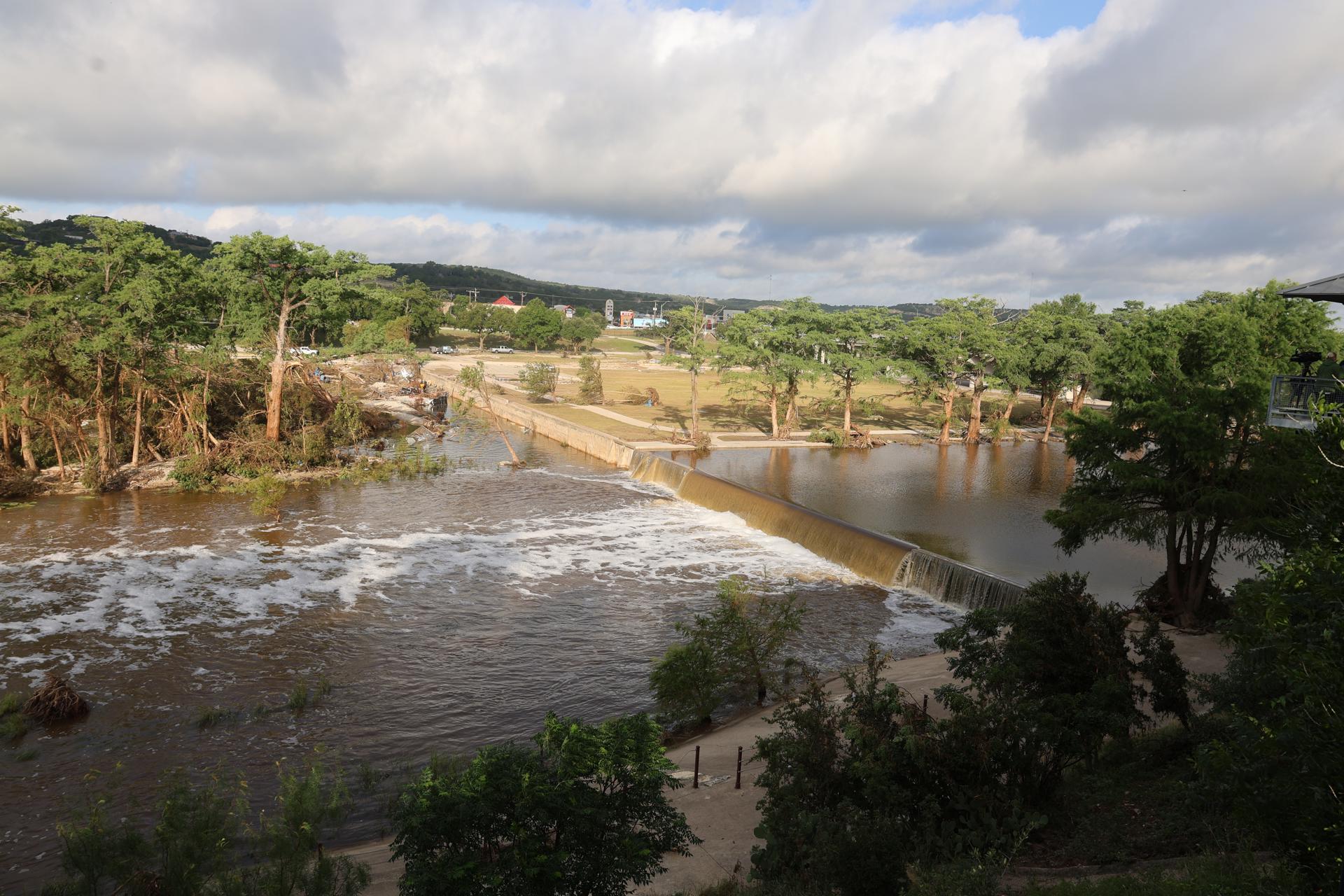 Fotografía de este martes de las inundaciones debido a la crecida del río Guadalupe en Kerrville, Texas. El número de fallecidos a causa de las inundaciones en el centro-sur de Texas alcanza ya 109, informaron este martes las autoridades locales. EFE/Octavio Guzmán