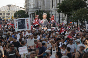 Imagen de archivo (29/06/2025).- La octava manifestación para reclamar la dimisión del president de la Generalitat, Carlos Mazón, por su gestión de la dana del 29 de octubre recorre el centro de la ciudad de València el día que se cumplen ocho meses de las inundaciones en las que murieron 228 personas en la provincia de Valencia, convocada por más de doscientas entidades cívicas, sociales y sindicales, así como las asociaciones de víctimas de la dana, los comités locales de emergencia y reconstrucción y el Acord Social Valencià. EFE/Manuel Bruque