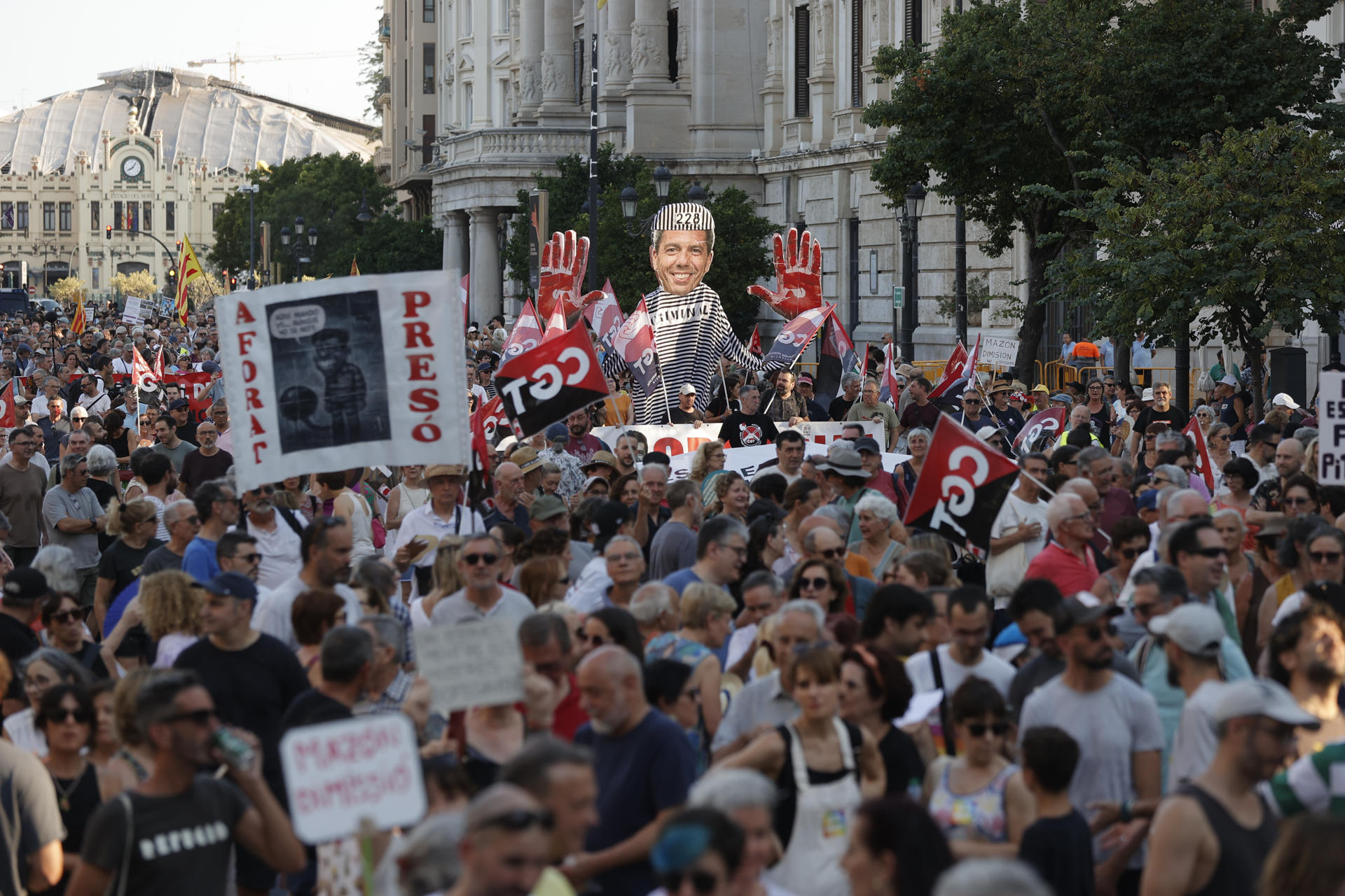 Imagen de archivo (29/06/2025).- La octava manifestación para reclamar la dimisión del president de la Generalitat, Carlos Mazón, por su gestión de la dana del 29 de octubre recorre el centro de la ciudad de València el día que se cumplen ocho meses de las inundaciones en las que murieron 228 personas en la provincia de Valencia, convocada por más de doscientas entidades cívicas, sociales y sindicales, así como las asociaciones de víctimas de la dana, los comités locales de emergencia y reconstrucción y el Acord Social Valencià. EFE/Manuel Bruque