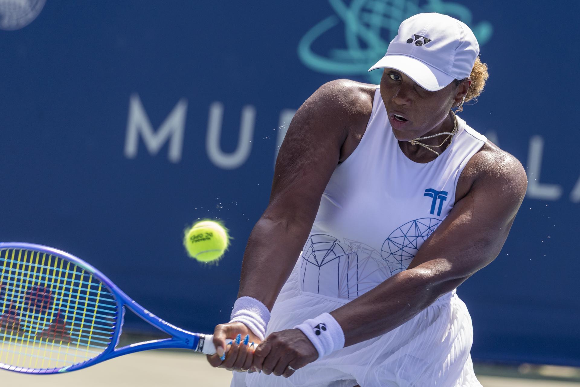 Taylor Townsend, de Estados Unidos, en acción contra Leylah Fernández, de Canadá, durante su partido de cuartos de final del Mubadala DC Citi Open en el William H.G. FitzGerald Tennis Center en Washington, DC (Estados Unidos). EFE/SHAWN THEW
