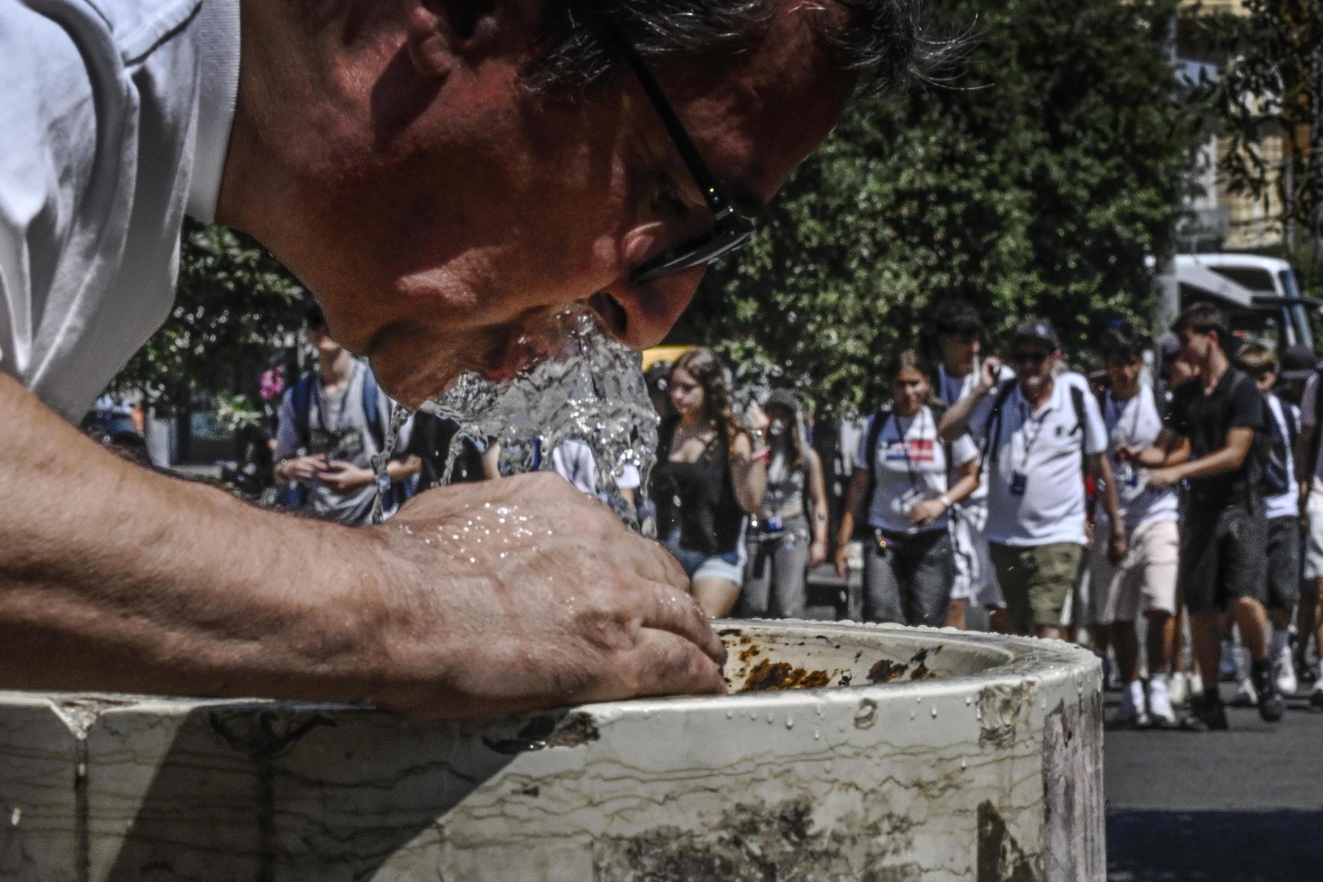 Un hombre bebe agua este martes en una fuente en Nápoles, Italia. EFE/EPA/ANSA / CIRO FUSCO
