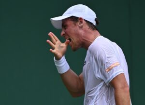 El australiano Alex de Miñaur despidió al español Roberto Carballés en primera ronda de Wimbledon EFE/EPA/DANIEL HAMBURY