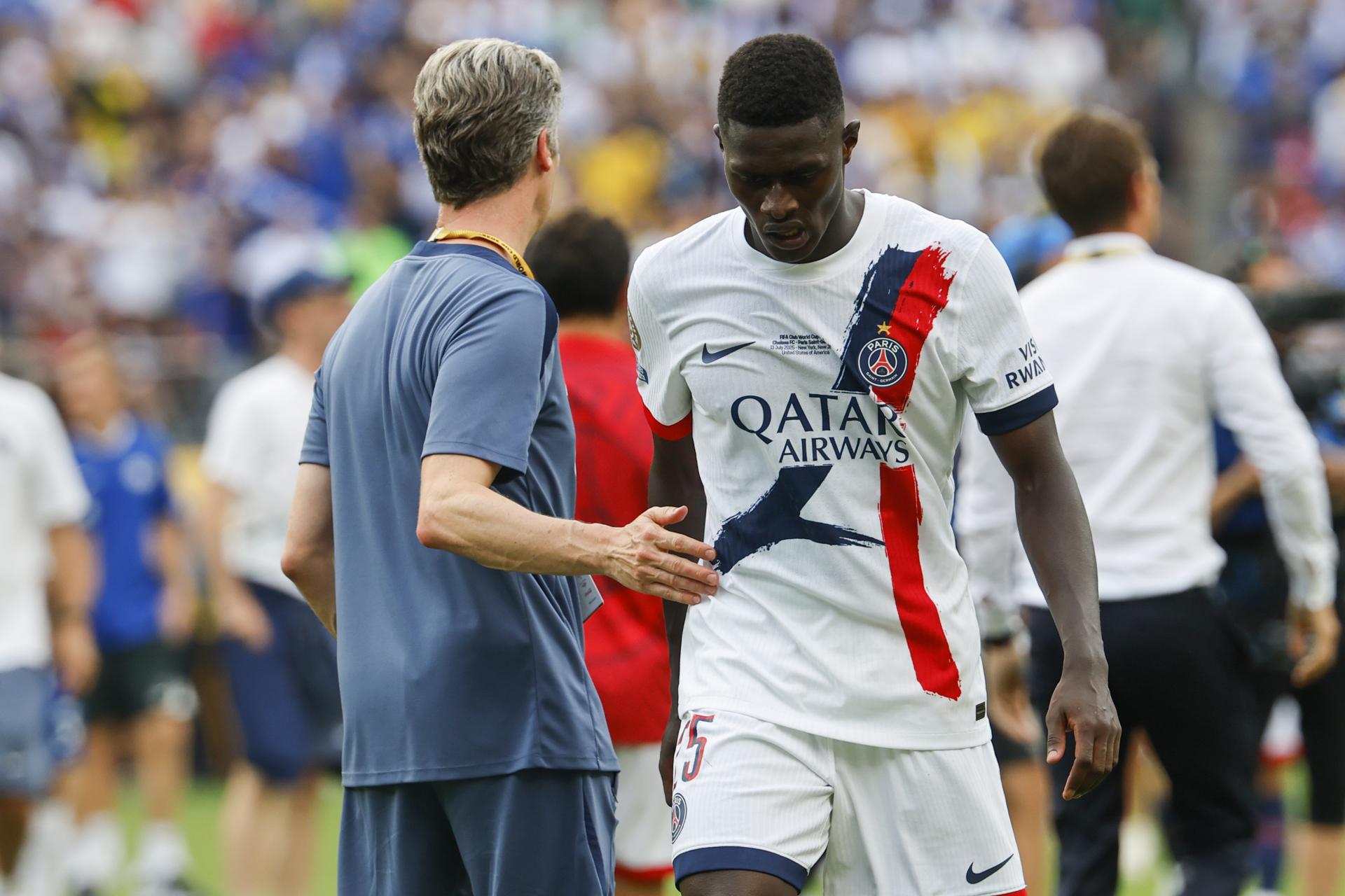 Nuno Mendes (d), del PSG después de la final del Mundial de Clubes de la FIFA 2025 entre Chelsea FC y París Saint-Germain, en East Rutherford, Nueva Jersey, EE.UU. EFE/EPA/CJ GUNTHER