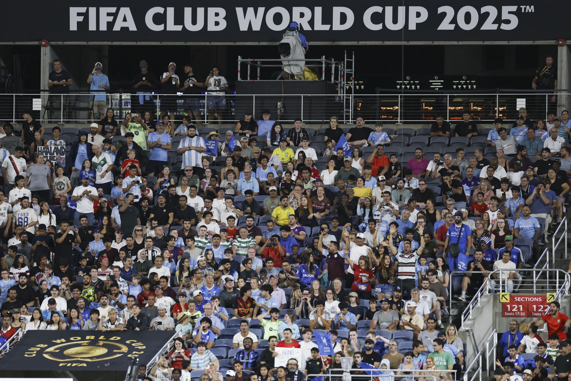 Los fanáticos disfrutan de la acción durante la primera mitad del partido de la Copa Mundial de Clubes de la FIFA 2025 entre el Manchester City y Al Hilal en Orlando, Florida (EE.UU.). EFE/MIGUEL RODRIGUEZ